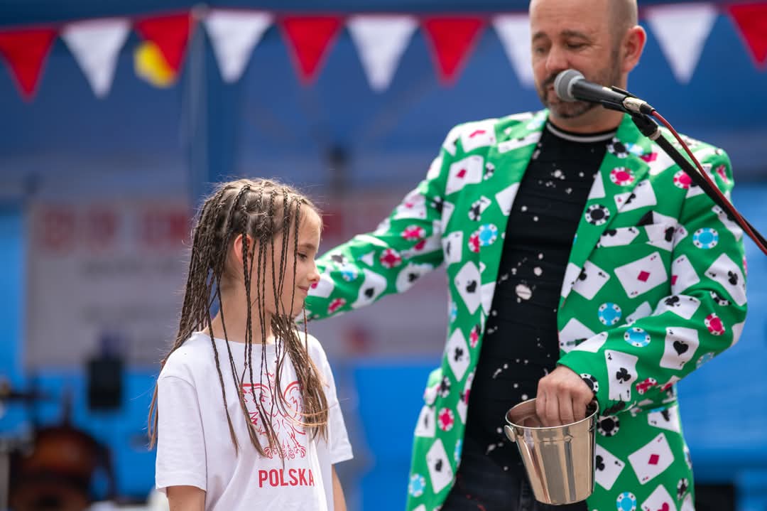 Magic with a young volunteer